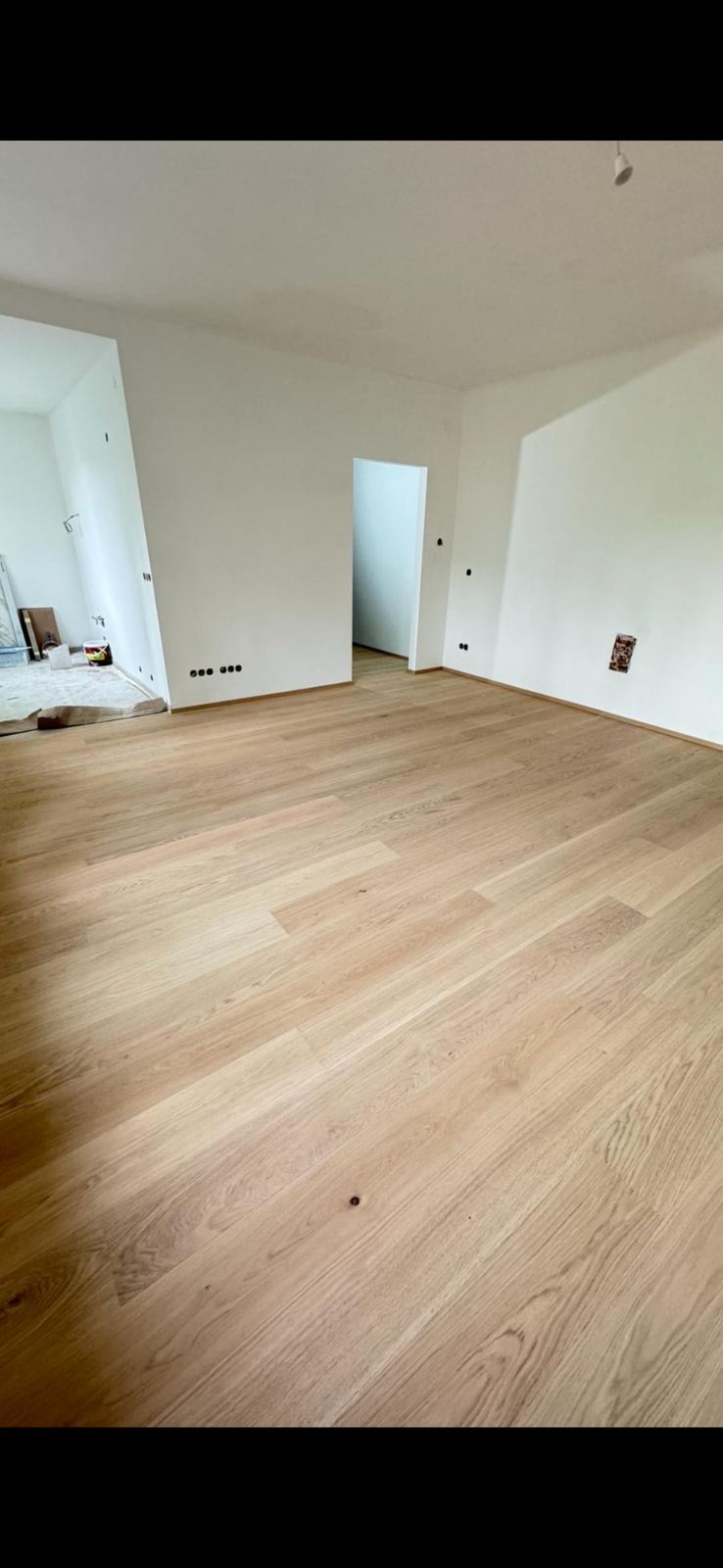 Fertiges Wohnzimmer der Kernsanierung in der Oberzellergasse 1030 Wien mit Marmorbad